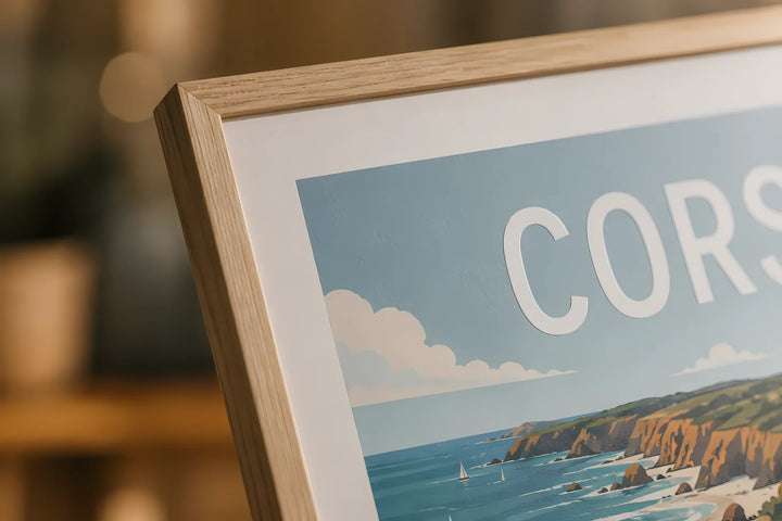 Gros plan d'une affiche personnalisée illustrée encadrée en bois naturel, style flat design (côte de Corse)