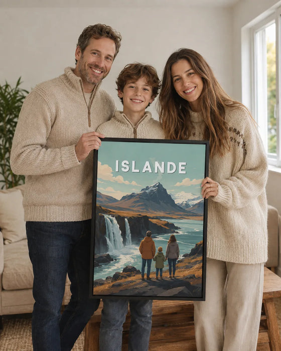Famille tenant son affiche personnalisée Islande dans le salon