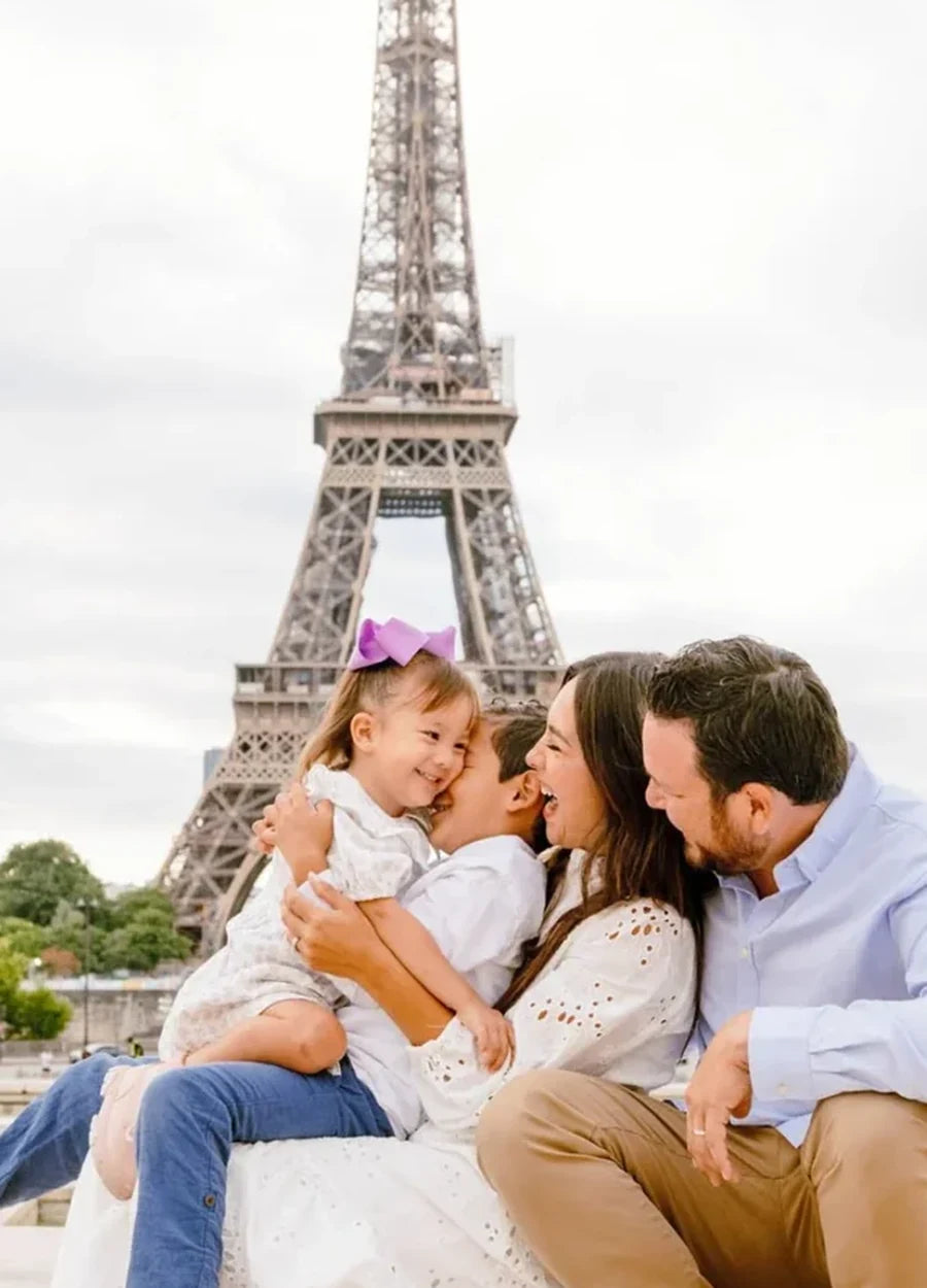 Photo réelle de la famille Martin devant la Tour Eiffel