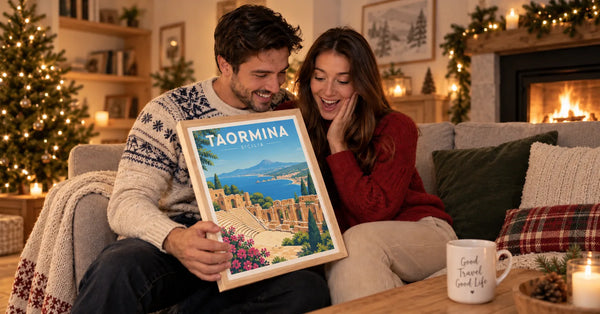 Cadeau de Noël pour un couple : une affiche personnalisée illustrée (Taormina, Sicile) découverte au coin du feu
