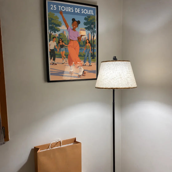 Affiche personnalisée d'anniversaire 25 ans encadrée au mur d'un salon