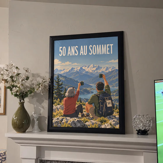 Affiche personnalisée d'anniversaire 50 ans, randonnée au sommet, posée sur une cheminée