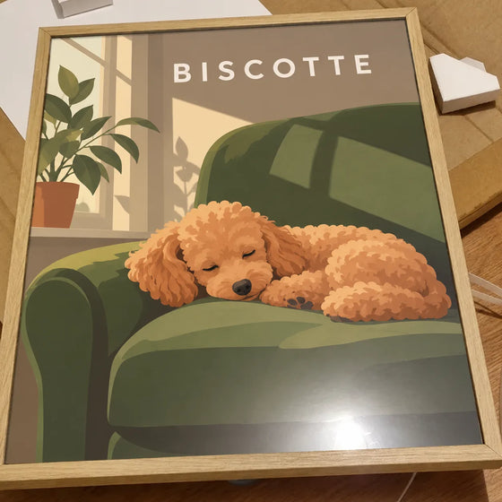 Affiche personnalisée d'un caniche endormi sur un canapé, cadre en bois clair