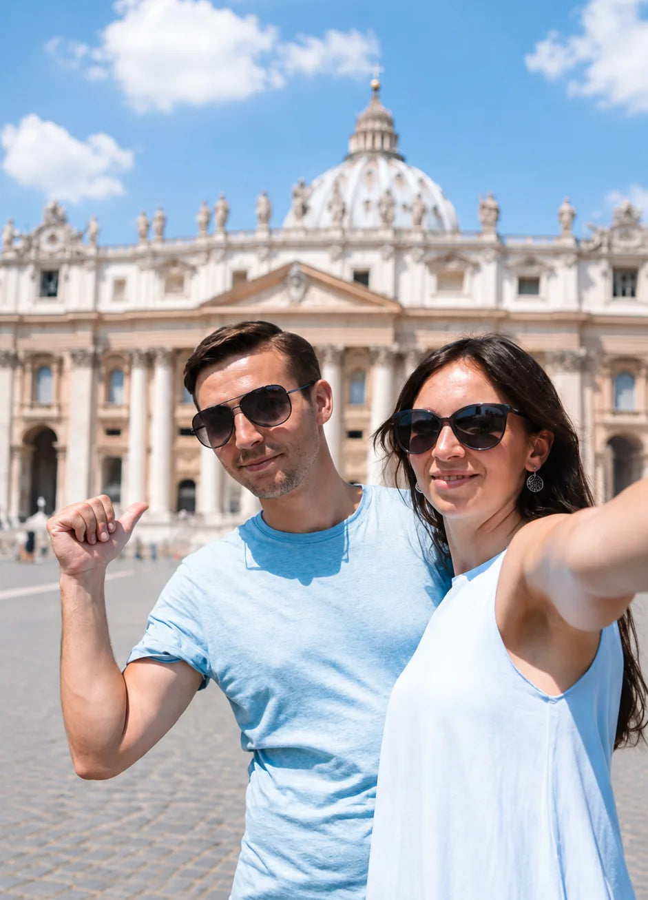 Photo réelle d'un couple en selfie devant la basilique Saint-Pierre au Vatican