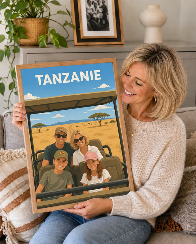 Cliente tenant son affiche personnalisée famille illustrée, souvenir de safari en Tanzanie