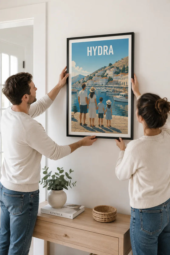 Couple accrochant son affiche personnalisée famille Hydra