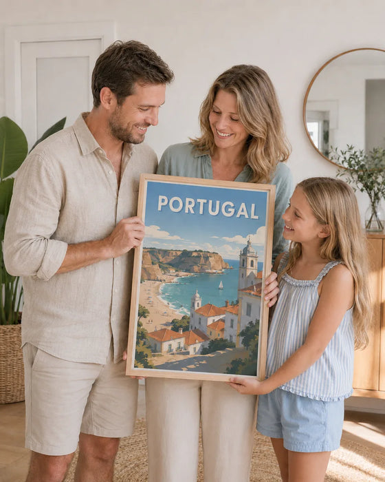 Famille tenant son affiche personnalisée Portugal dans l'entrée