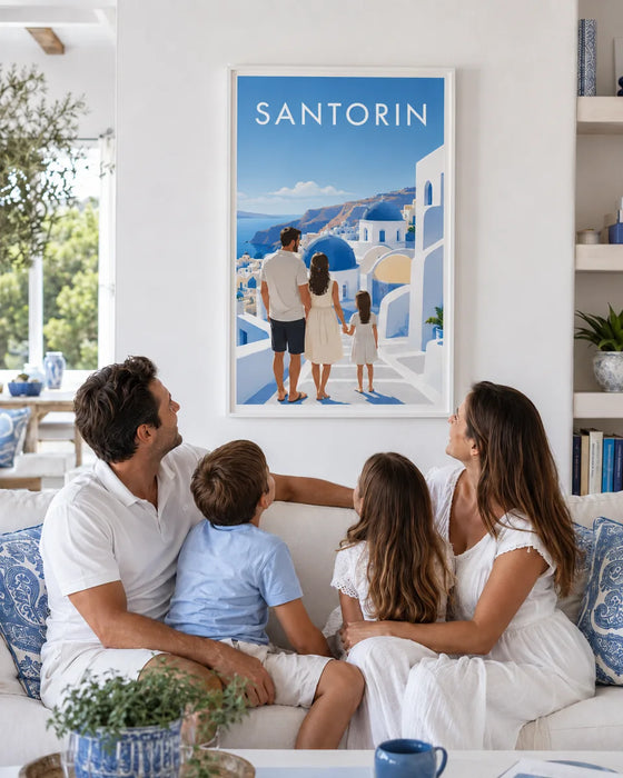 Famille regardant son affiche personnalisée Santorin dans le salon