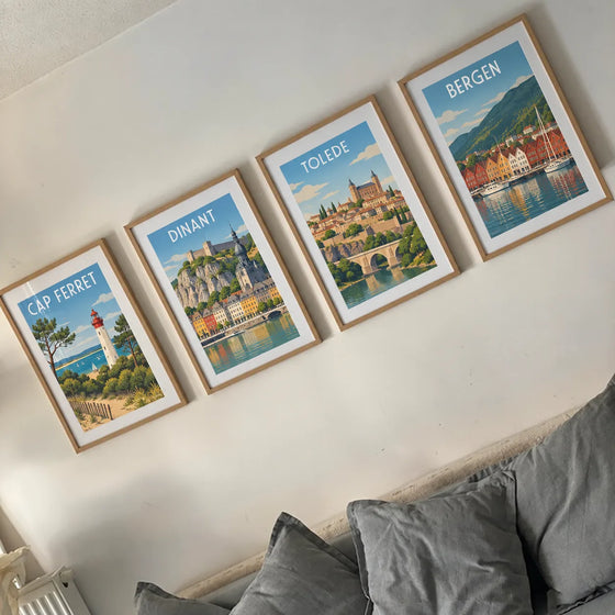 Quatre affiches de voyage personnalisées alignées au-dessus d'un canapé de salon