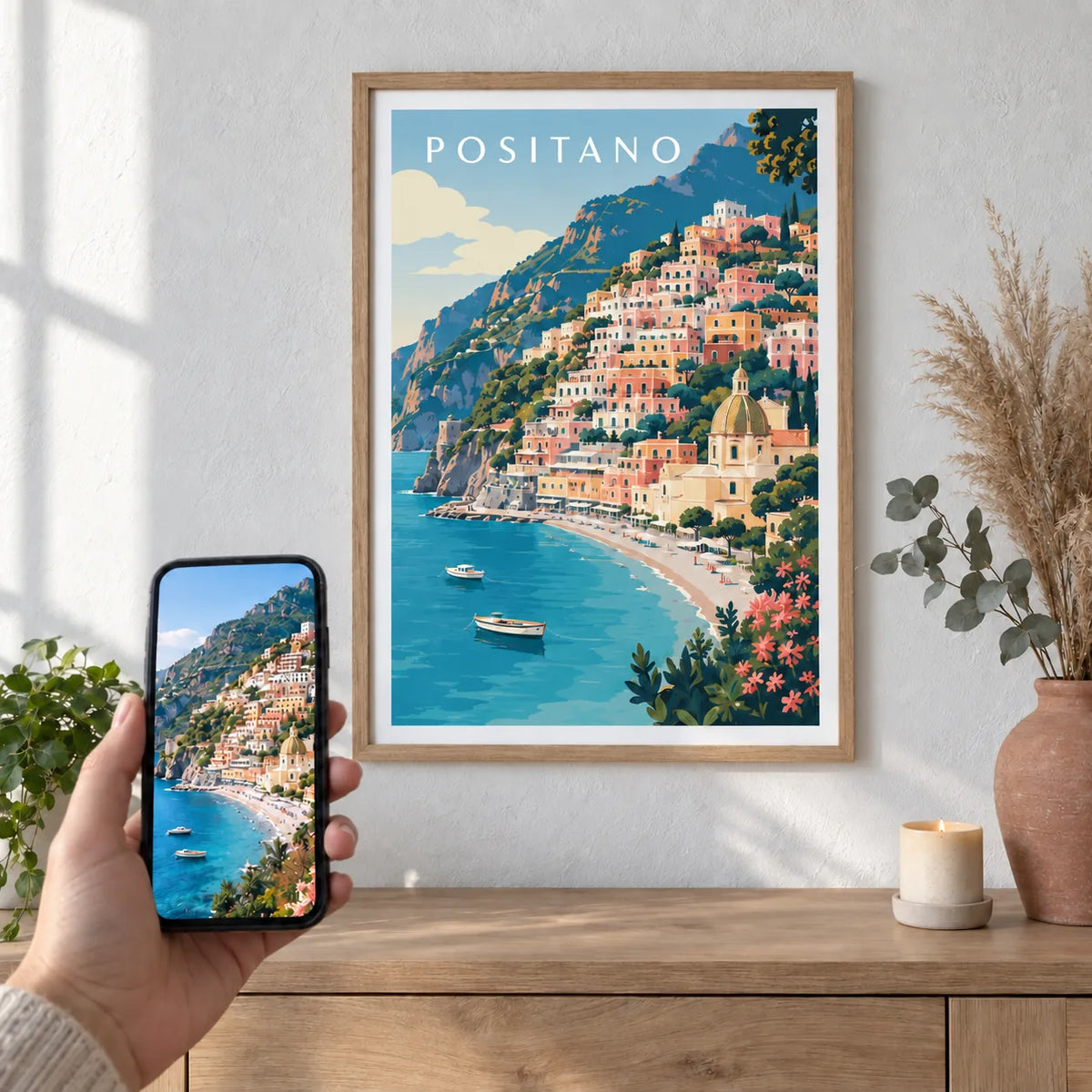 Affiche personnalisée Positano encadrée en bois au mur, à côté d'un smartphone montrant la photo d'origine